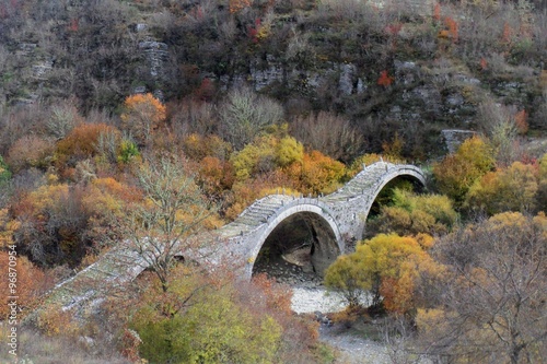 1814 erbaute Steinbrücke von Plakida, Griechenland im Herbst photo