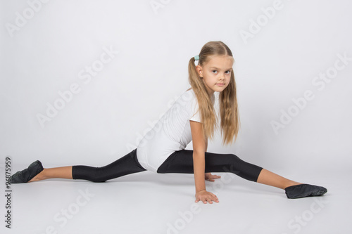 Girl gymnast trying to do the splits