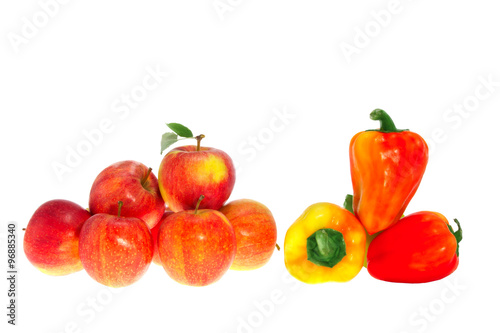 Fotografia Red ripe apples and sweet pepper on a white background
