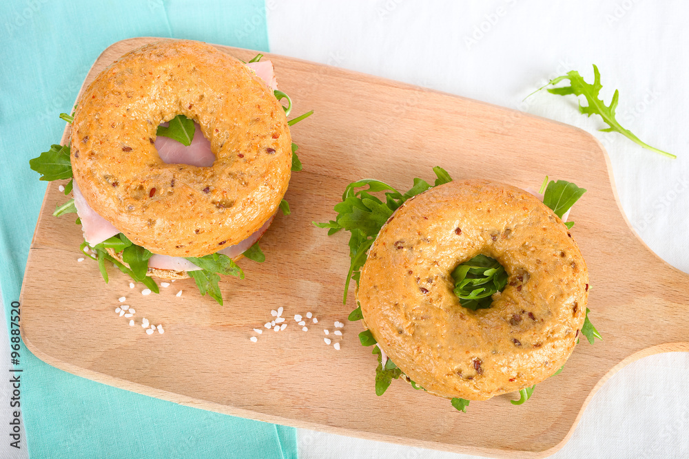 Zwei bagels mit Schinken und Rucola Stock Photo | Adobe Stock