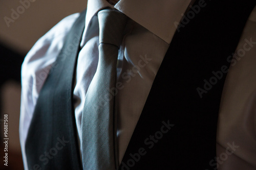 Uomo elegante con cravatta, camicia bianca e gilet photo
