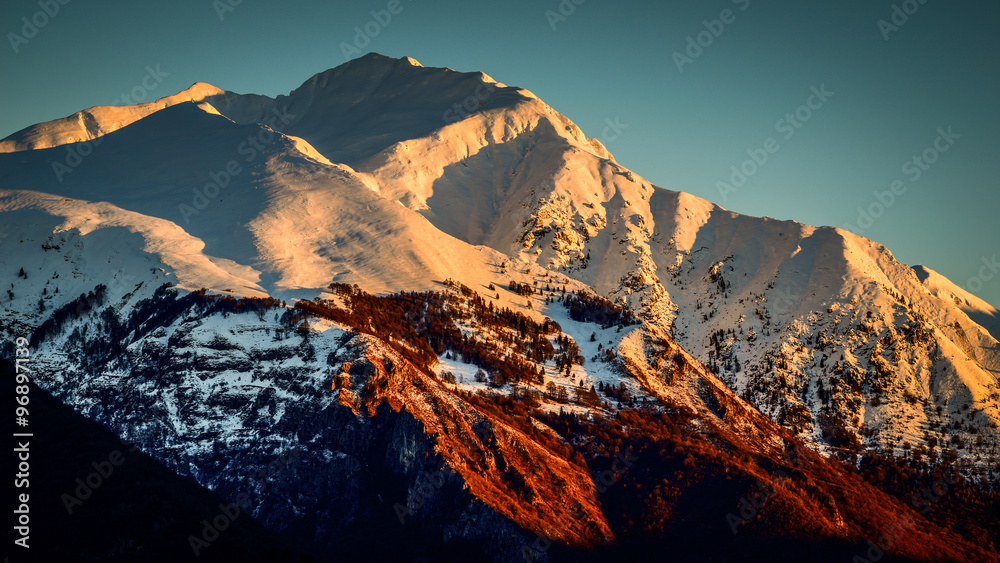 Naklejka premium snowy mountain landscape at dawn 