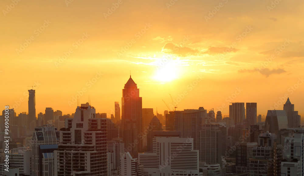 Fototapeta premium Zachód słońca nad krajobrazem miasta