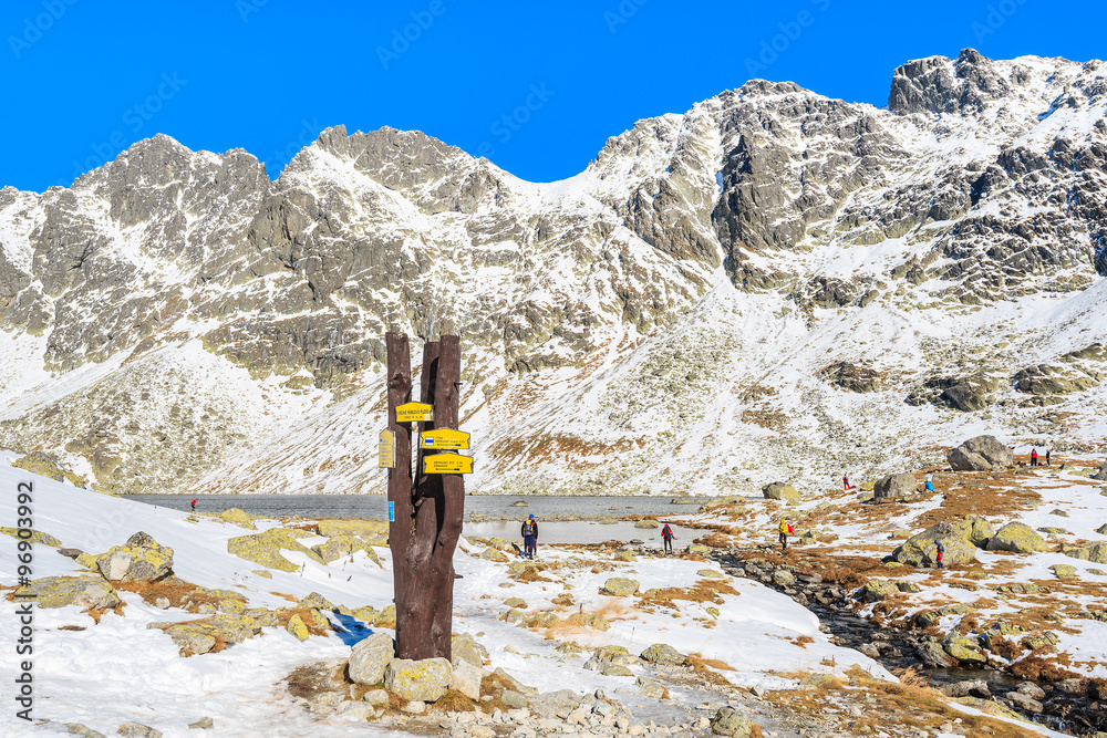 Obraz premium Sign with trail directions in Hincova valley covered with snow, Tatra Mountains, Slovakia