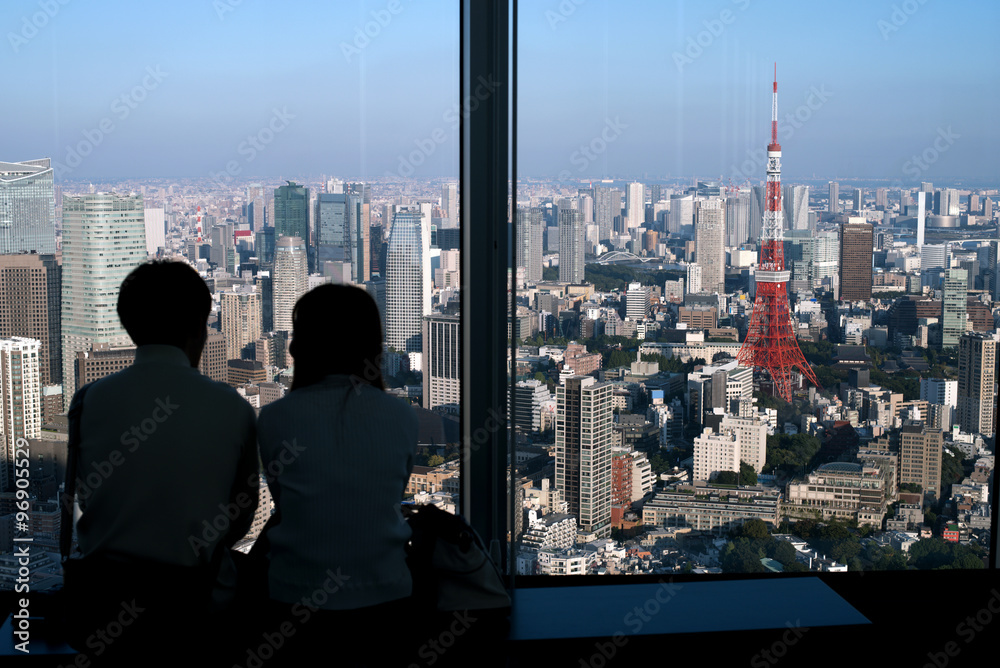 Japanese couple enjoying the view of Tokyo　東京タワーを眺めるカップル