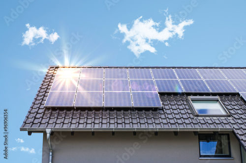 Photovoltaik paneele auf dem dach photo