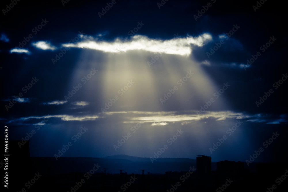 View from the window. Through the large Tupi punched bright sunlight.
View from the window. Through the large Tupi punched bright sunlight.