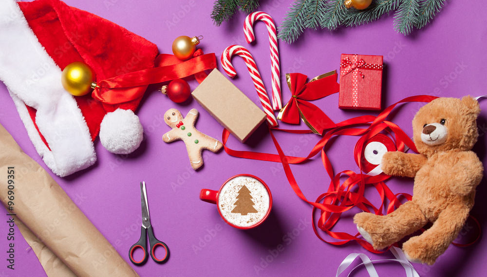 Obraz premium Christmas gifts and cup of coffee