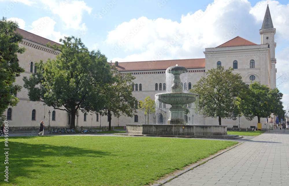 Фонтан напротив здания Мюнхенского университета им. Людвига Максимилиана на Professor-Huber-Platz (Германия)