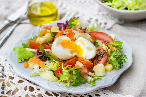 Vegetable salad with soft-boiled egg