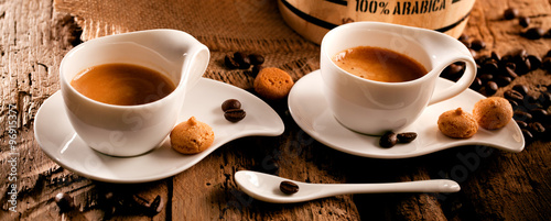 Tasse Kaffe  espresso  auf einem holz hintergrund 