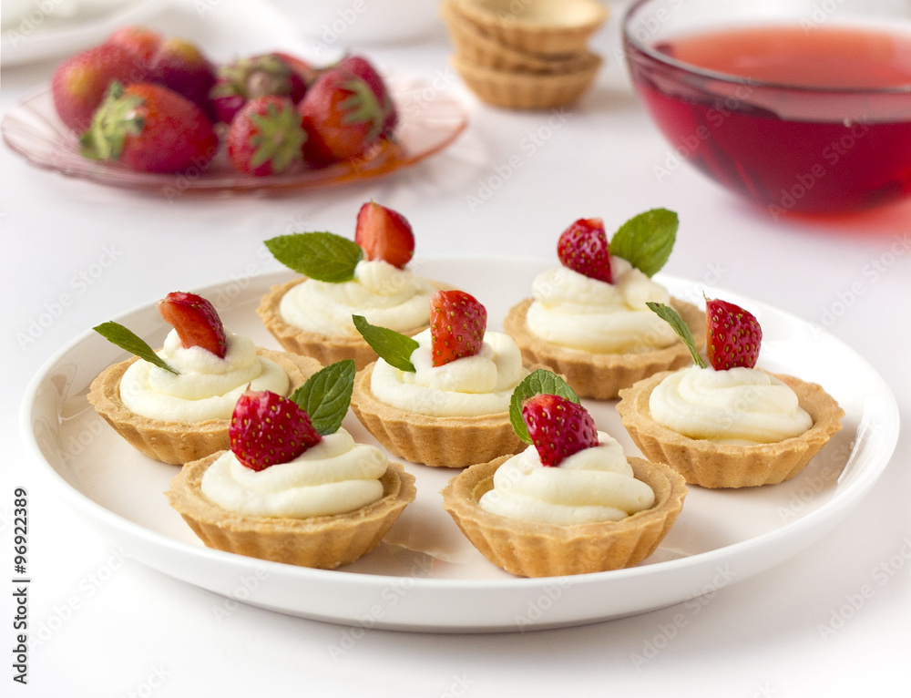 Many cakes or mini tart with fresh fruits, whipped cream and mints Many cakes or mini tart with fresh fruits, whipped cream and mints