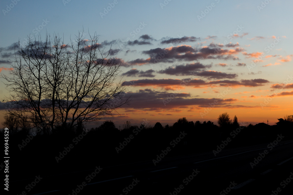 Fototapeta premium Tramonto sulla via