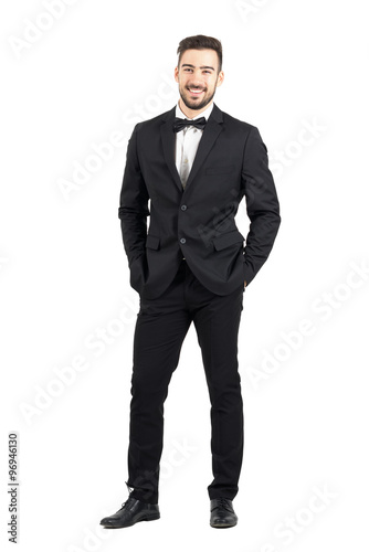 Photo Laughing happy young man in tuxedo with bow tie looking at camera