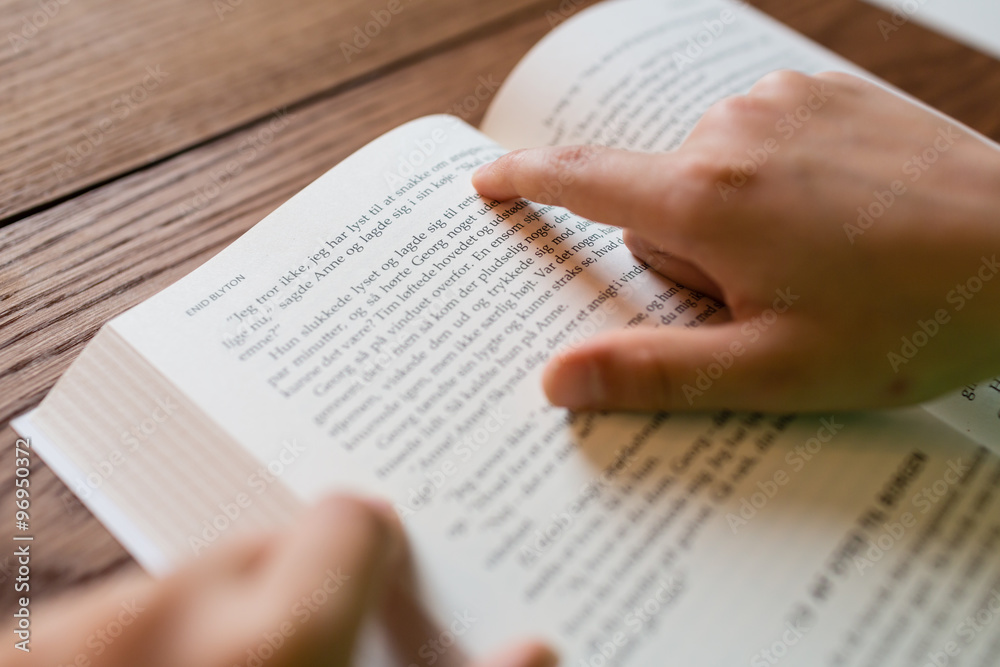Obraz premium Close-up of person reading a book