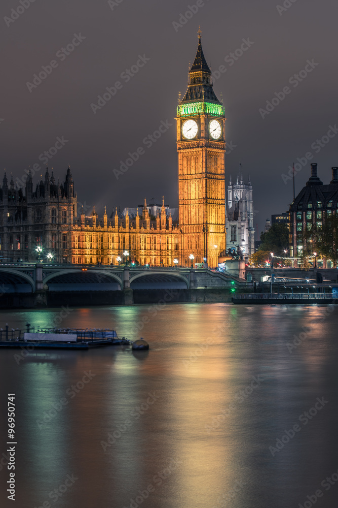 Fototapeta premium Big Ben Clock Tower and Parliament house at city of westminster, London England UK
