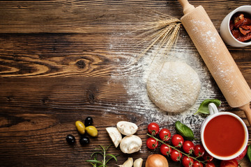 Fototapete Pizzeria Pizzateig mit Zutaten auf Holzbrett  © Jag_cz