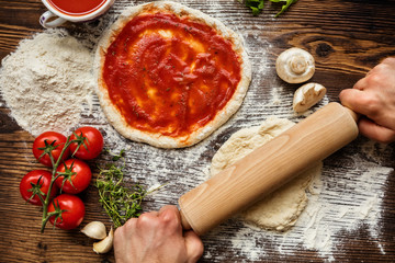 Fototapete Pizzeria Frische italienische Pizza in Zubereitung  © Jag_cz