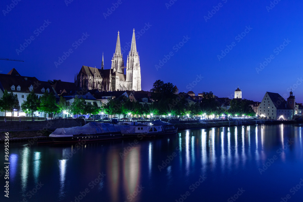Regensburg bei Nacht, Donaus