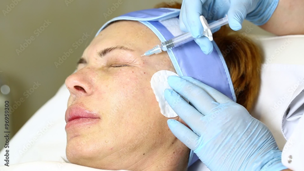 Cosmetic treatment with injection in a clinic
