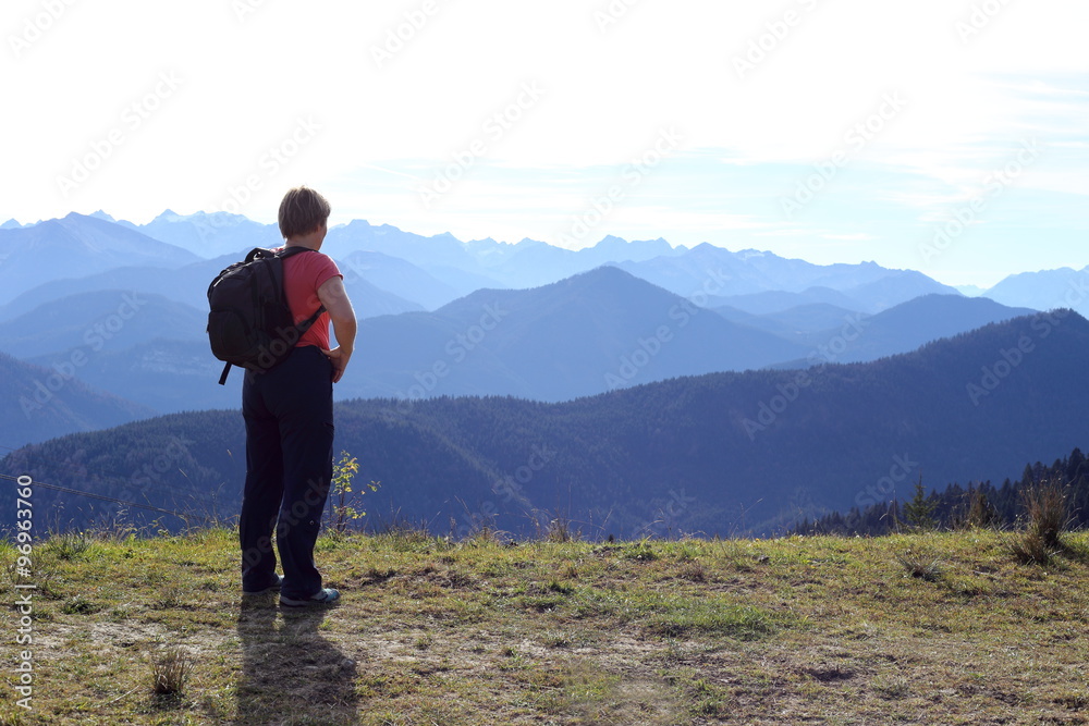 Frau geniesst Ausblick