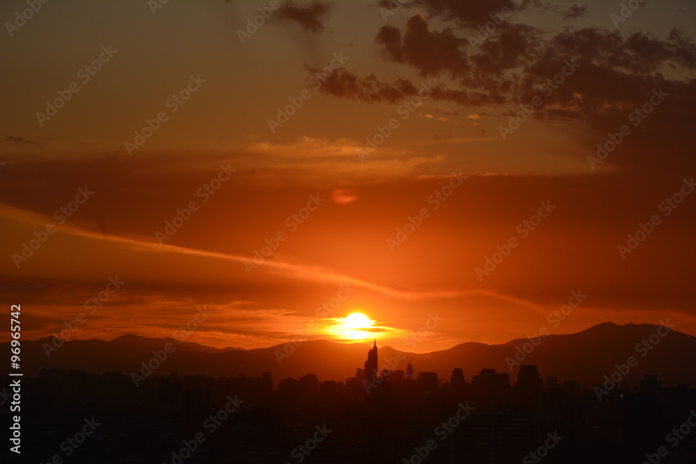 Obraz premium Amazing sunset clouds in Santiago, Chile