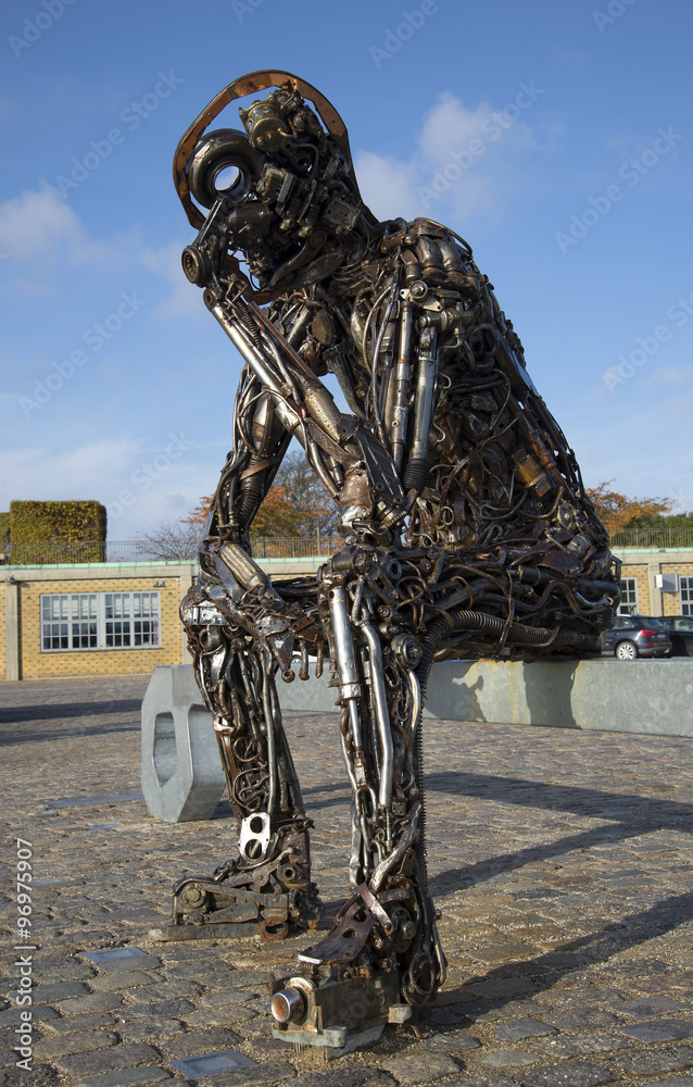 Железный человек, сидящий на набережной Копенгагена. Дания