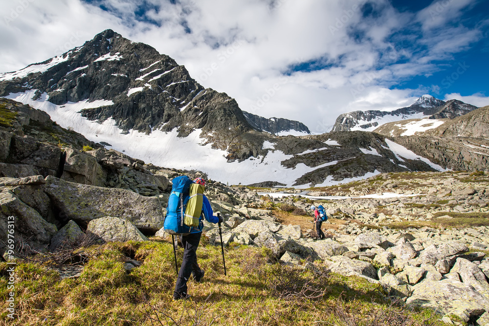 Fototapeta premium Young people are hiking in highlands of Altai mountains, Russia