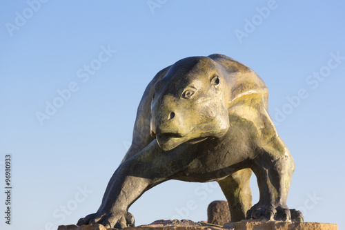 Sculpture of dinosaur against blue sky, Ischigualasto © piccaya