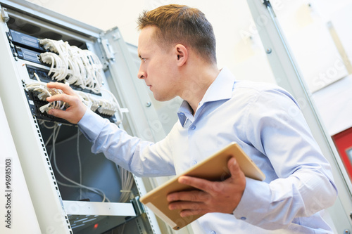 Obraz na płótnie network engineer admin at data center