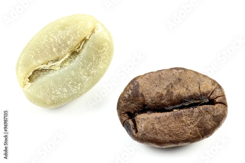 Foto geröstete und ungeröstete Kaffeebohne isoliert auf weißem Hintergrund