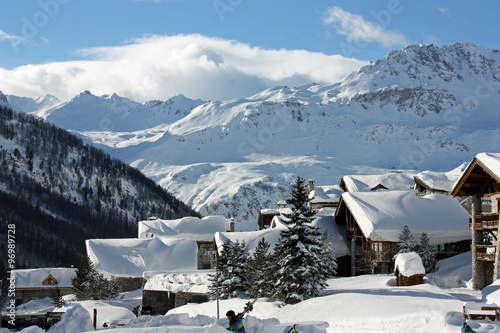 Hameau du Fornet sous la neige en Savoie, France