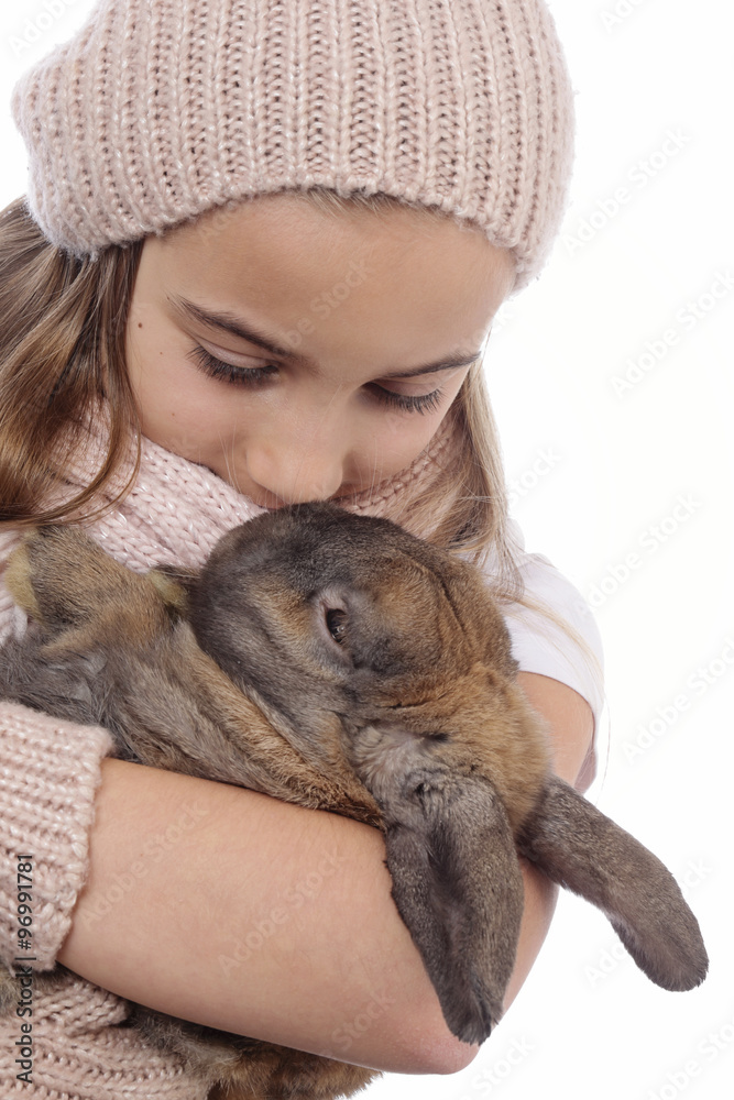 fillette 10 ans cajolant lapin bélier 