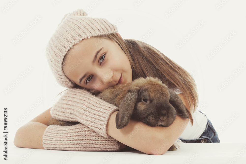 fillette 10 ans cajolant lapin bélier fillette 10 ans cajolant lapin bélier