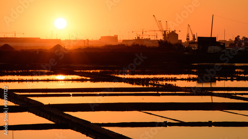 Canvastavla Atardecer en las Salinas de Aveiro