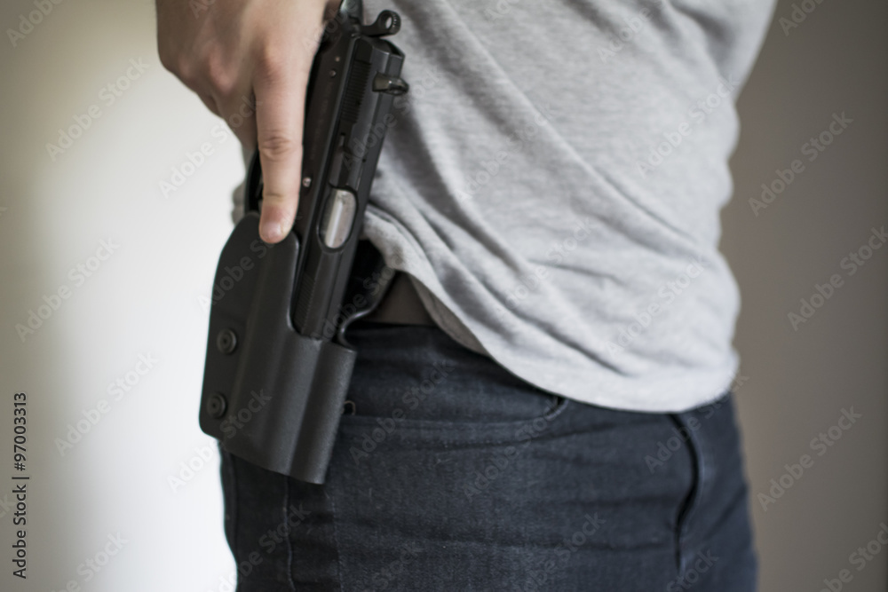 Ταπετσαρία Man drawing handgun in home in self defense