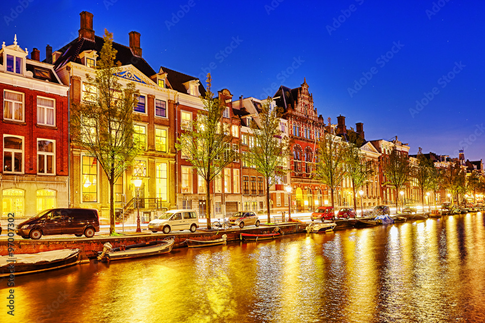 Fototapeta premium Piękne miasto Amsterdam w porze wieczornej.