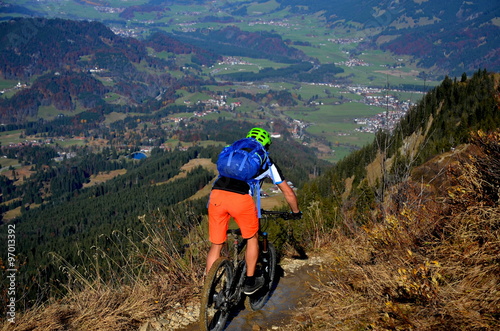 Mountainbiker in Abfahrt auf Bergweg
