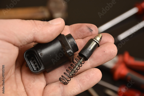 Obraz na plátně car mechanic shows a stepper motor