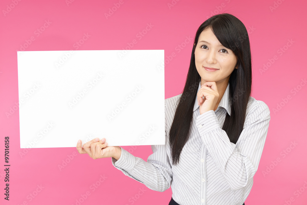 ホワイトボードを持つ女性