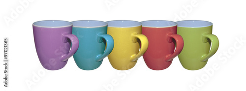 Разноцветные чашки на белом фоне