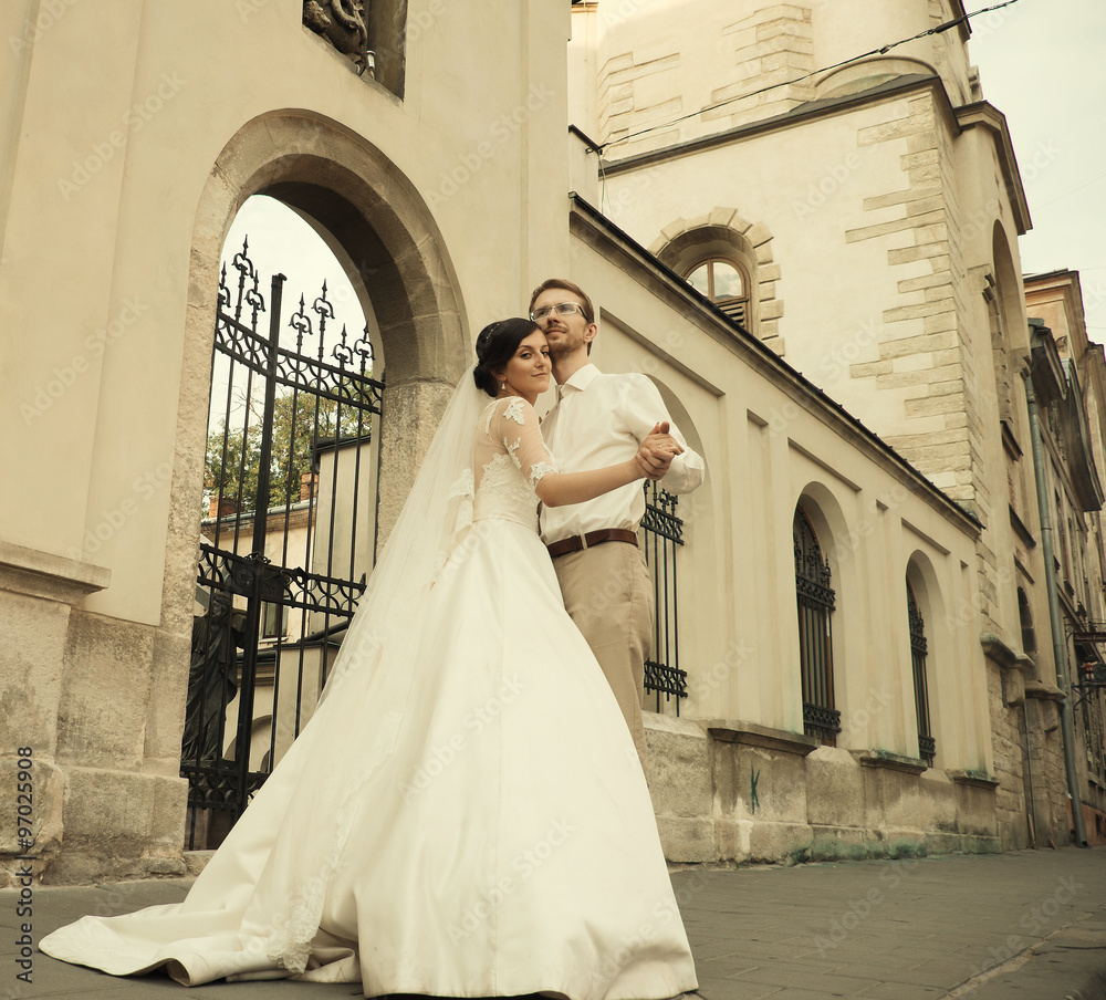 Obraz premium romantic young couple celebrating their marriage