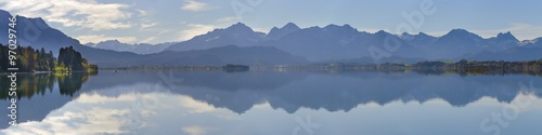 Forggensee in Bayern mit Spiegelung der Alpen #97029746