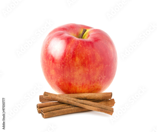 Яблоко и палочки корицы изолированный на белом фоне