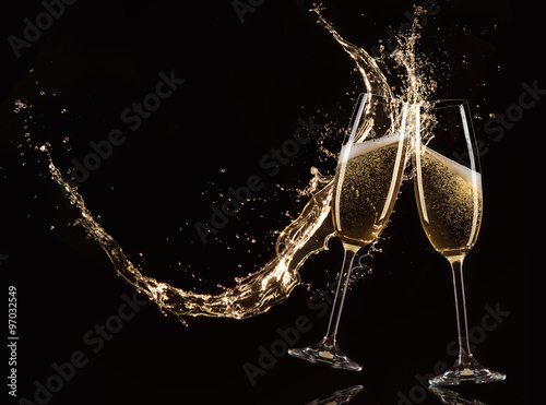 Canvas Print Glasses of champagne with splash