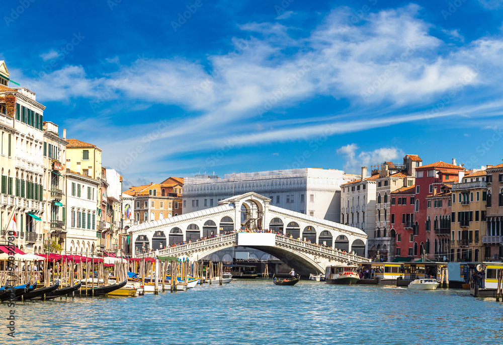 Obraz premium Gondola at the Rialto bridge in Venice