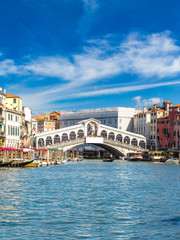 Plexiglas schilderij Rialtobrug Gondel bij Rialtobrug in Venetië  © Sergii Figurnyi
