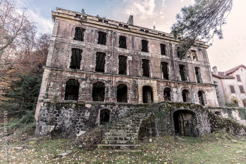 Fotografia Derelict hotel at Vizzavona in Corsica
