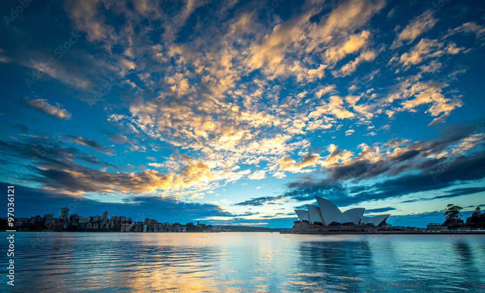 Fototapeta premium SYDNEY, AUSTRALIA - 11 maja: Sydney Opera House Iconic of Sydney