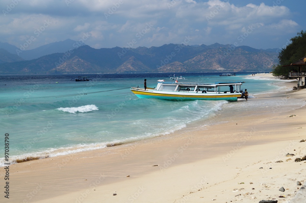 Fototapeta premium Beautiful white beach, blue, clear water and traditional longtailboat.